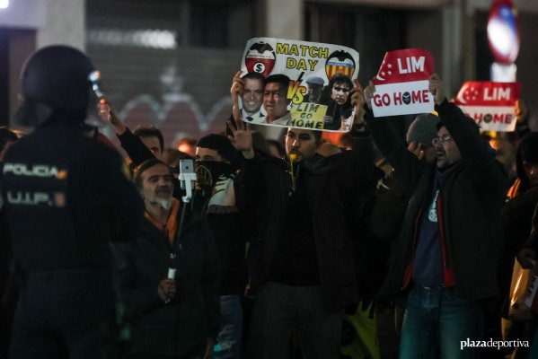 Unos dos mil seguidores protestan contra Lim en la calle pero Mestalla se llena
