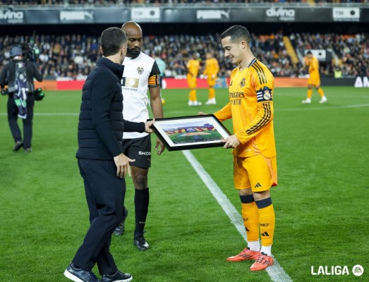 El Valencia agradece al Real Madrid el apoyo en la dana en el césped de Mestalla
