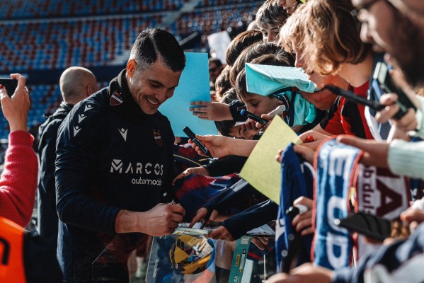 Cientos de seguidores asisten en el Ciutat al entrenamiento del Levante
