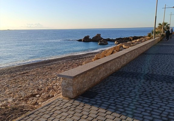 La Vila Joiosa finaliza las obras de reparación del paseo marítimo de la playa del Tío Roig