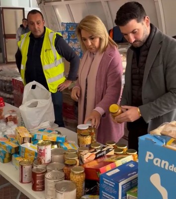 Feria Valencia ha sacado 7.500 toneladas de material solidario y 5.000 de comida tras la Dana