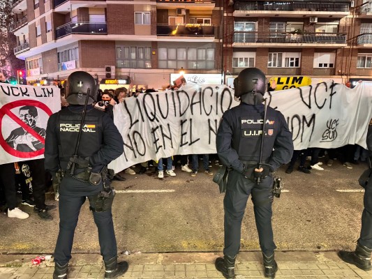 Tensión entre los aficionados que protestan contra Lim y la Policía
