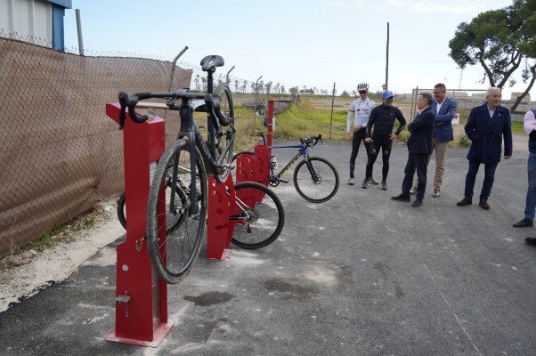 Burriana instala un punto de carga para bicicletas eléctricas próximo a la avenida Mediterránea