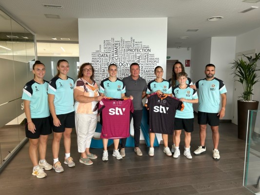 El STV Roldán conmemora sus 25 años con una camiseta con los nombres de todas sus jugadoras 