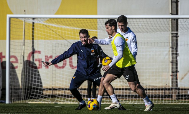 Corberán, quinto técnico que debutará con el Valencia frente al Real Madrid en este siglo
