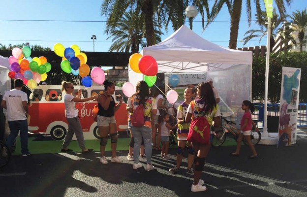 Alicante cierra con una jornada de ciclovía en el litoral la semana de la Movilidad