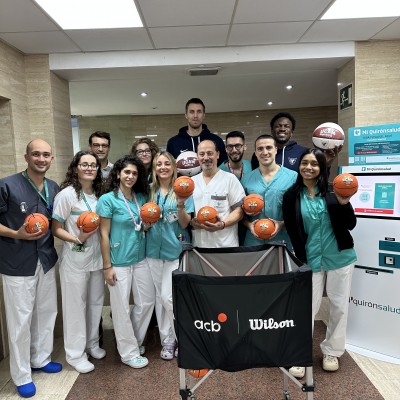 Los jugadores del UCAM CB sacan una sonrisa a los pacientes del Hospital Quirónsalud Murcia 