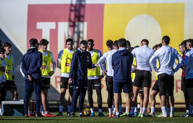 Gayà completa la primera parte del entrenamiento con el Valencia
