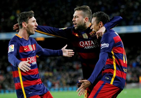 El Barça gana un derbi caliente que el Espanyol acabó con 9 jugadores