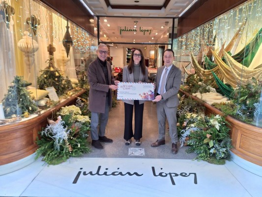 La tienda Julián López, premio al mejor escaparate de Navidad 2024 de València