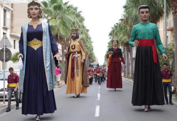 Vila-real amplía la familia de 'gegants' con Vila y Termet: homenaje a la tradición del perro ratonero