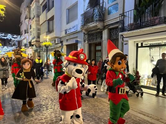 Castelló se llena de magia navideña a ritmo de batucada con el desfile de animación


