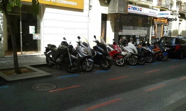 El tripartito lanza el ajuste de la zona azul con bonus a 'coches verdes' y tarifa especial para motos