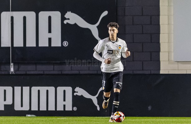 El Valencia amplía el contrato del central Iker Córdoba