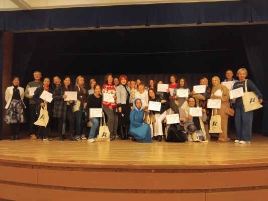 Alicante imparte cursos de español para la obtención de la nacionalidad
a un millar de migrantes