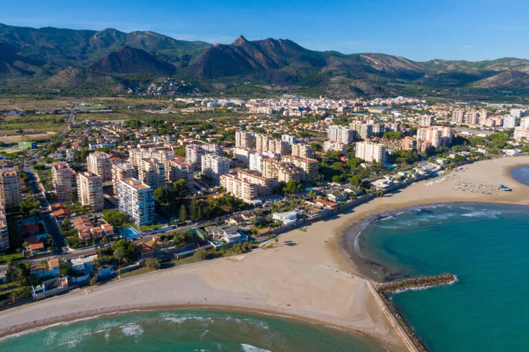 Benicàssim invertirá 662.000 euros en 2025 para la mejora del alumbrado del paseo marítimo sur y urbanizaciones
