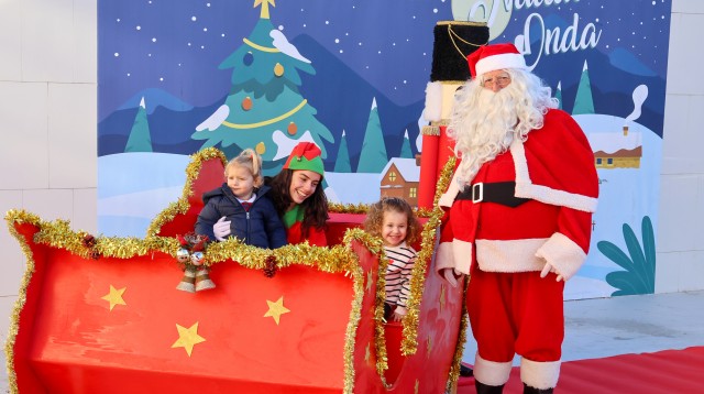 Los niños y niñas de Onda disfrutan de la magia de la Navidad con la visita de Papá Noel

