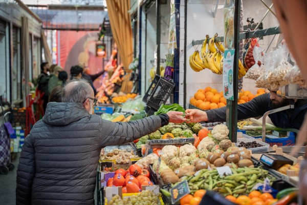 Expertos aconsejan programar comidas y elegir alimentos nutritivos para ayudar a personas con TCA en Navidad
