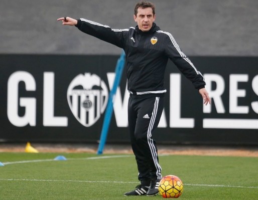 Neville incide en el trabajo con la defensa