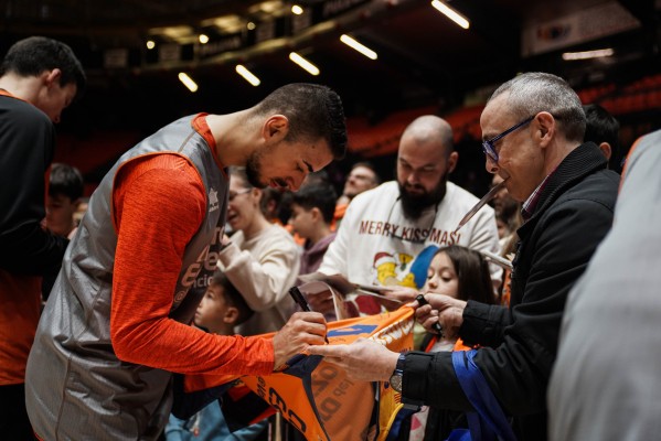 El Valencia Basket, líder, abrirá la Fonteta tras su entrene para hacerse fotos con la afición
