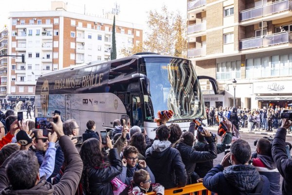 El Valencia CF sale de Mestalla escoltado en autobús entre cánticos contra Baraja y jugadores
