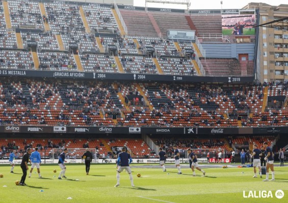 Cánticos, pañolada y pitada a la directiva del Valencia y a Lim en Mestalla
