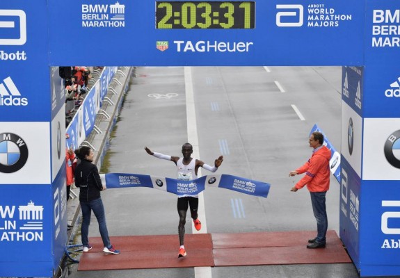 Kipchoge gana el maratón de Berlín en 2h.03:31