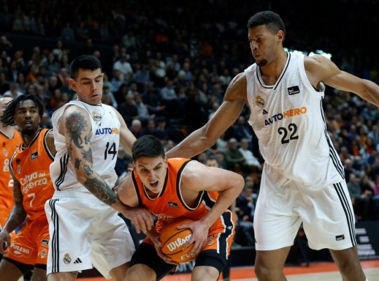 Valencia Basket 'tumba' al Real Madrid para mantenerse líder