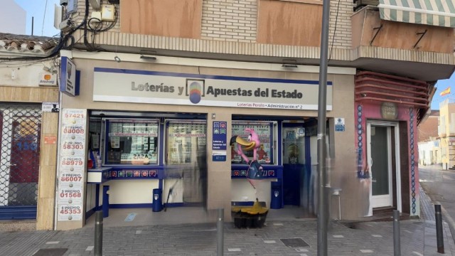 El premio más madrugador, un quinto premio, sonríe a San Pedro del Pinatar en El Perolo