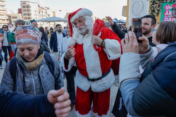 El chef José Andrés se convierte en Papá Noel para llevar el espíritu navideño a Paiporta
