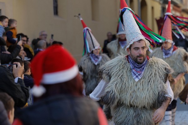 El Olentzero reparte 1.300 regalos en Massanassa en un acto solidario navideño
