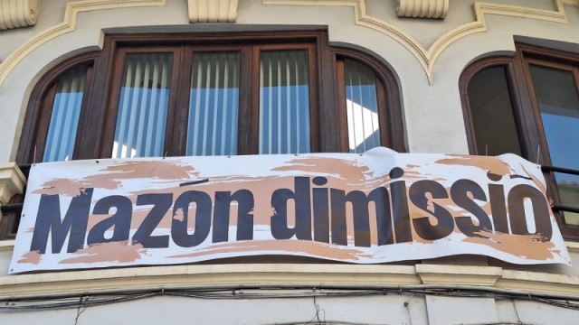 El Ayuntamiento ordena retirar la lona de 'Mazón dimisión' de Compromís por estar en un 