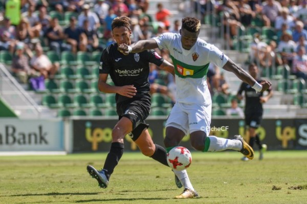 El Elche empata contra el Atlético Baleares en un intenso duelo