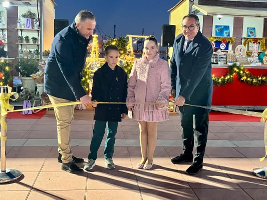 Regalos, flores y dulces tradicionales: PortCastelló inaugura su primer mercadillo navideño