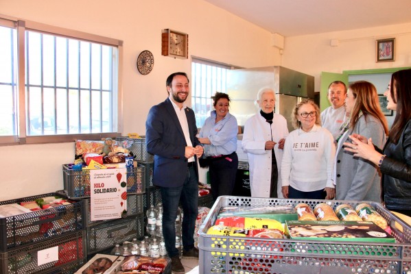 Castelló entrega 410 kilos de alimentos no perecederos al comedor del padre Ricardo