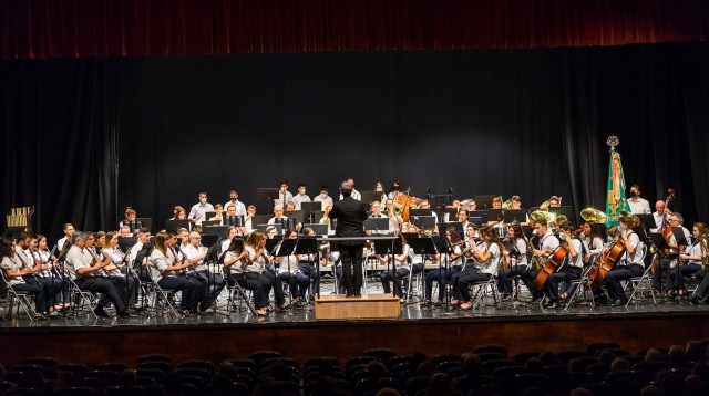 La Banda Unió Musical de Riba-roja celebra su Concierto de Navidad solidario por la Banda Primitiva de Paiporta