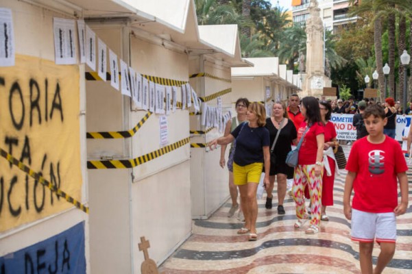 Alicante saca a Costas de la ecuación y propone reubicar a los 'hippies' en el paseo del Puerto