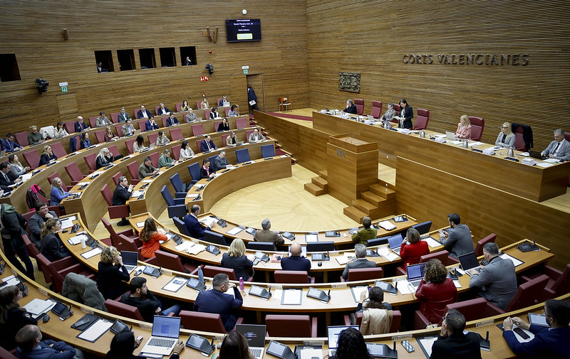 Los grupos de Les Corts lamentan la bronca en el pleno y piden reflexionar y no cruzar 