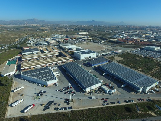 Mercalicante potencia el vehículo eléctrico con una estación de carga por dos millones 