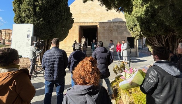 Alcoi inicia la celebració de l’Any Isabel-Clara Simó amb una ofrena i lectura de textos de l’escriptora