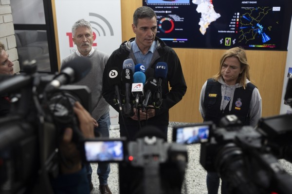 Moncloa impone silencio estratégico: ni entrevistas, ni comparecencias... para que Mazón siga en el foco