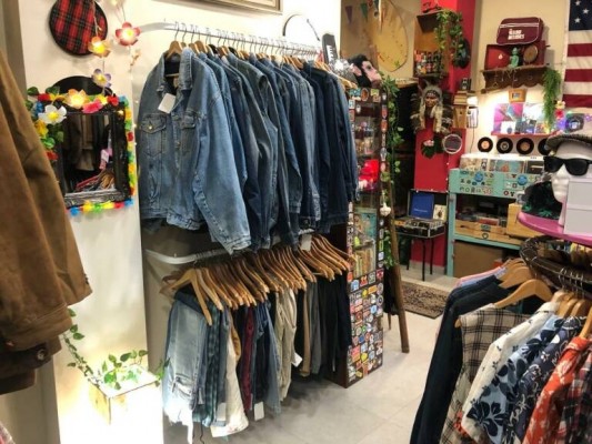 La nostalgia vende en Murcia: auge de los negocios de moda vintage 