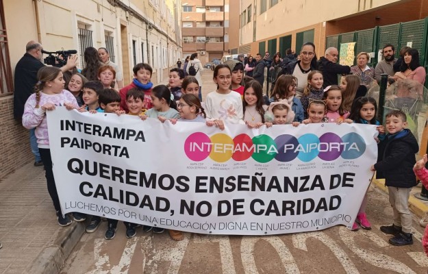 Marcha en Paiporta para reclamar que los escolares puedan volver a estudiar 