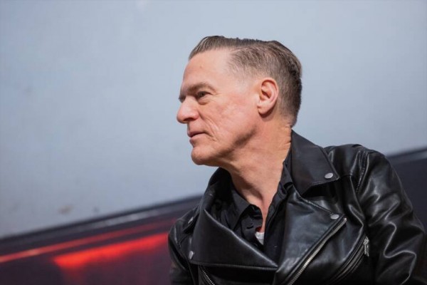 Bryan Adams dona los beneficios de su concierto en València a los afectados por la Dana