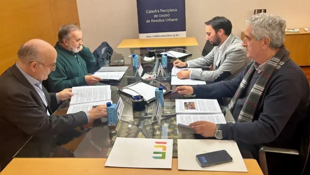 La Cátedra Reciplasa financiará un catamarán que recolecte residuos en PortCastelló 