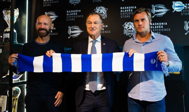 De Biasi, presentado como nuevo entrenador del Alavés: 