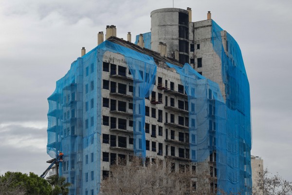 Al edificio de Campanar le queda limpiar dos plantas, a un mes del primer año del incendio
