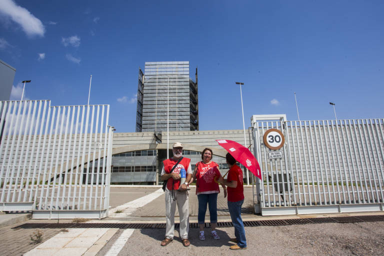 Varios extrabajadores de RTVV a las puertas de Canal 9. Foto: EVA MAÑEZ - 