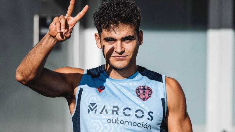 Andrés García y la reconversión de un delantero a lateral que le lleva a la Premier
