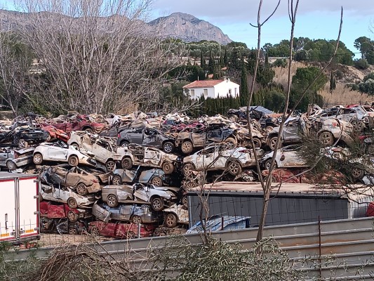 La Generalitat decide trasladar los coches de la Dana depositados en Muro para evitar riesgos ambientales